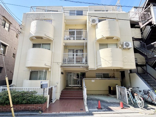 【外観】 | 住建第二ハイプレース | 青空によく映える建物です。手入れの行き届いた外壁やマンション正面エントランスなど、綺麗な姿をぜひ一度、現地にてご覧ください。～即日のご見学可能～　お問合せはお気軽にどうぞ。
