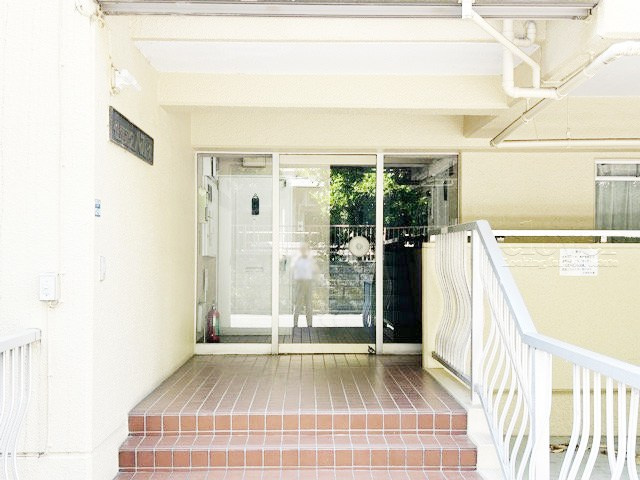 【エントランス】 | 住建第二ハイプレース | お客様を、そして住人を出迎えてくれるマンションのエントランス。ゴミが落ちていないことからも、管理状態の良さや住民の節度の高さが見て取れます。～即日のご見学可能～　お問合せはお気軽にどうぞ。