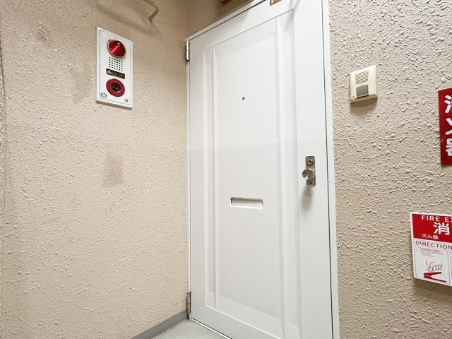 【その他共用部分】 | 住建第二ハイプレース | 皆様をお迎えする、お部屋の玄関ドア。開けやすさや開放角度、ドアノブの操作しやすさや鍵の形状などを、現地で一度ご確認ください。～即日のご見学可能～　お問合せはお気軽にどうぞ。