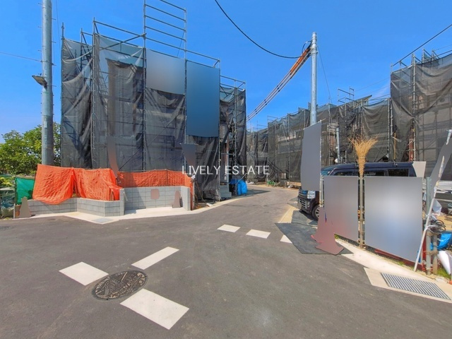 草加市新里町 新築分譲住宅 全5棟 4号棟の前面道路含む現地写真
