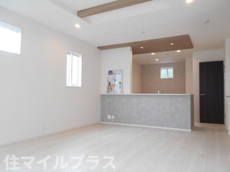 【居間・リビング】 | 郡山市菜根4丁目新築一戸建て1棟 | こちらの居間で趣味の時間をお楽しみください