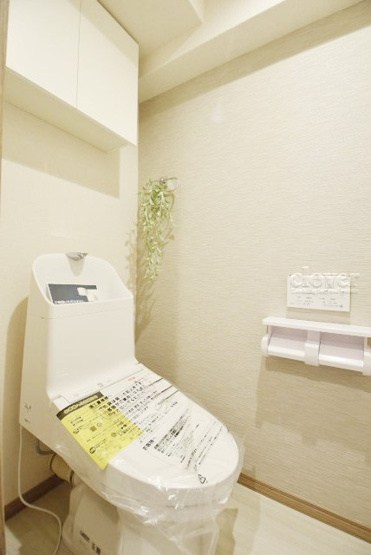 【トイレ】 | 向島パークハイツ | 温水洗浄便座　上部に収納を備えたトイレです。自宅の中でも最もプライベートな空間だからこそ、ほしい「落ち着き」がここにあります。～即日のご見学可能～　お問合せはお気軽にどうぞ。