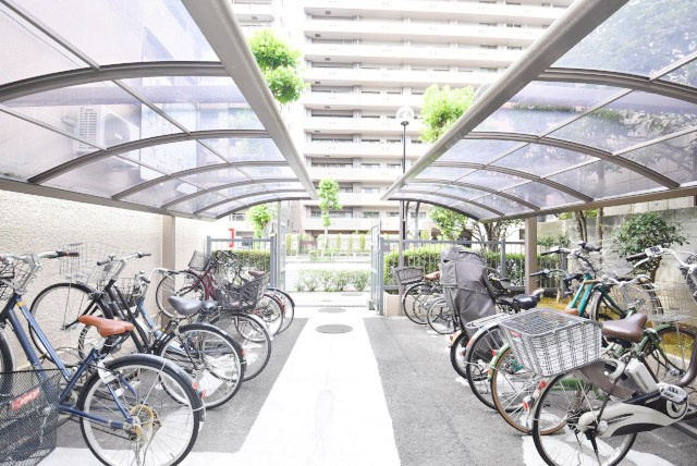 【駐輪場】 | 向島パークハイツ | 自転車置き場。マンションの共用部にあたります。空きの有無や駐輪料金、各戸の台数制限などについては、改めてお問い合わせください。～即日のご見学可能～　お問合せはお気軽にどうぞ。