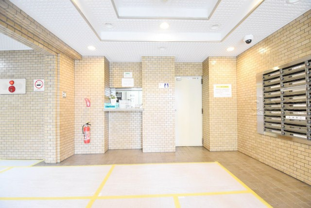 【ロビー】 | 向島パークハイツ | 集合ポストなどを備えたエントランスホール。ここもマンションの顔となる部分であり、しっかりと清掃の行き届いたさまに安心感をおぼえます。～即日のご見学可能～　お問合せはお気軽にどうぞ。