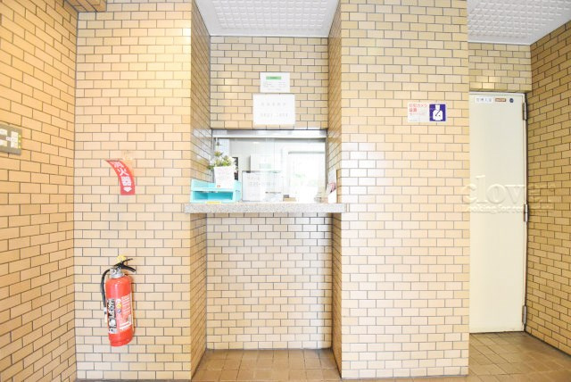 【受付】 | 向島パークハイツ | 管理人さんが勤務する管理室。このマンションがきれいに保たれているのは、もちろん管理人さんのおかげ。～即日のご見学可能～　お問合せはお気軽にどうぞ。