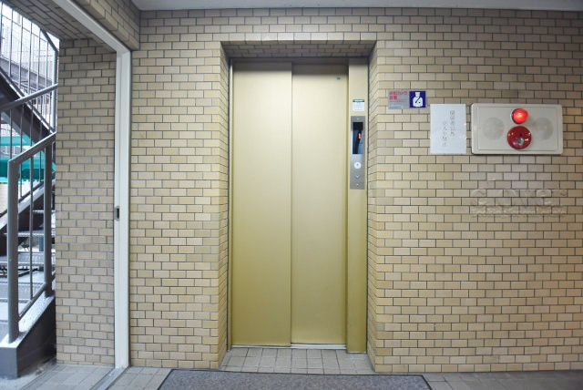 【設備】 | 向島パークハイツ | 無いと困ってしまう設備の筆頭がエレベーター。定期的なメンテナンスが必要な大型機械です。よく整備されていることをご確認ください。～即日のご見学可能～　お問合せはお気軽にどうぞ。
