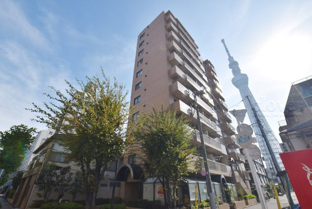 【外観】 | 向島パークハイツ | 青空によく映える建物です。手入れの行き届いた外壁やマンション正面エントランスなど、綺麗な姿をぜひ一度、現地にてご覧ください。～即日のご見学可能～　お問合せはお気軽にどうぞ。