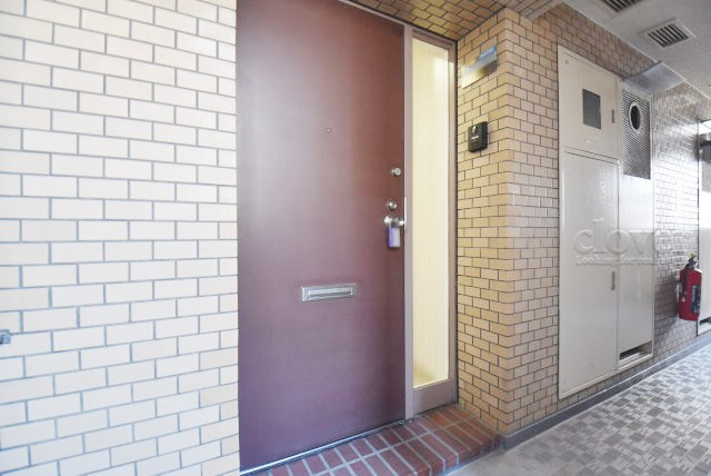 【その他共用部分】 | 向島パークハイツ | 皆様をお迎えする、お部屋の玄関ドア。開けやすさや開放角度、ドアノブの操作しやすさや鍵の形状などを、現地で一度ご確認ください。～即日のご見学可能～　お問合せはお気軽にどうぞ。