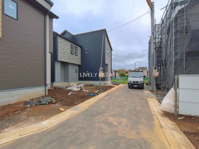草加市新里町 新築分譲住宅 全5棟 5号棟の前面道路含む現地写真