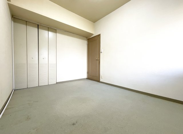 【洋室】 | パデシオン宇治三室戸 | 【洋室約6.1帖】リフォームのご相談もまとめてお任せ下さい。予算や内装イメージなど、お客様のご希望に合わせてご提案を致します。「リフォーム費用も住宅ローンで借りたい！」など、ご要望をお聞かせ下さい。