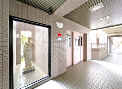 【その他共用部分】 | パデシオン宇治三室戸 | 《エレベーター2基》慌ただしい朝の時間も、エレベーターが2基あると順番待ちが緩和されます。