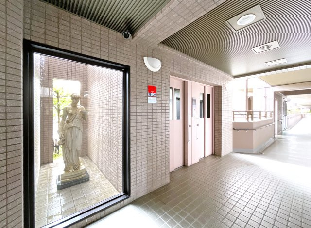 【その他共用部分】 | パデシオン宇治三室戸 | 《エレベーター2基》慌ただしい朝の時間も、エレベーターが2基あると順番待ちが緩和されます。