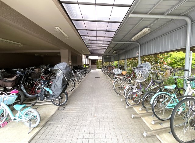 【駐輪場】 | パデシオン宇治三室戸 | 《駐輪場》屋根付き駐輪場は広いスペースが確保されています（自転車：100円/月・原付：500円/月・大型バイク：700/月）