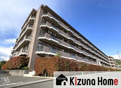 【外観】 | パデシオン宇治三室戸 | 生活便利なエリアですが、こちらのマンションは「閑静な住宅街の中」に佇んでいます。隣に高い建物がなく静かで開放的な印象です。