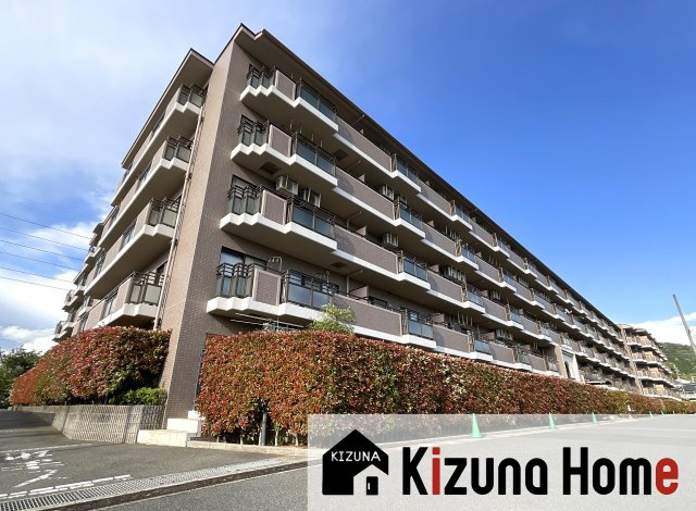 【外観】 | パデシオン宇治三室戸 | 生活便利なエリアですが、こちらのマンションは「閑静な住宅街の中」に佇んでいます。隣に高い建物がなく静かで開放的な印象です。