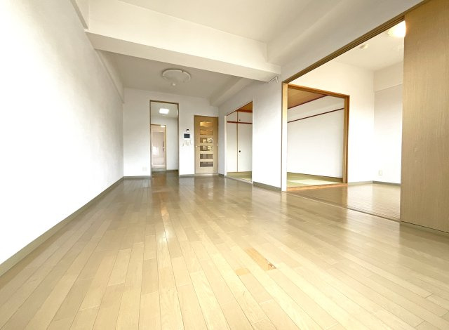【居間・リビング】 | パデシオン宇治三室戸 | 14.4帖のLDKは南向きで快適な空間です。続きに2部屋があり扉を開放すれば広々としたスペースが広がります。