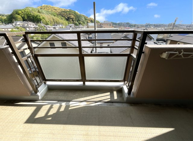 【バルコニー】 | パデシオン宇治三室戸 | 周りに高い建物がなく、遠くの山まで見えます。眺望良好で開放的な日々が送れます。