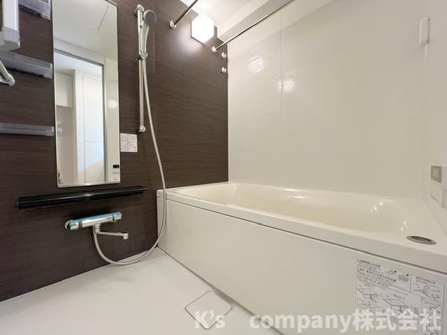 茅ヶ崎市幸町　リストレジデンス茅ヶ崎の浴室|濃い色調のアクセントパネルが使用されており、心地の良いスペース◇