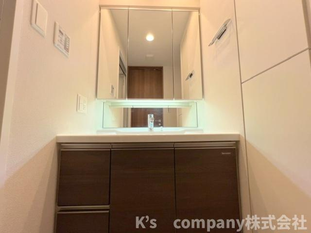 茅ヶ崎市幸町　リストレジデンス茅ヶ崎の独立洗面台|三面鏡の内側には小物収納が充実しています◇