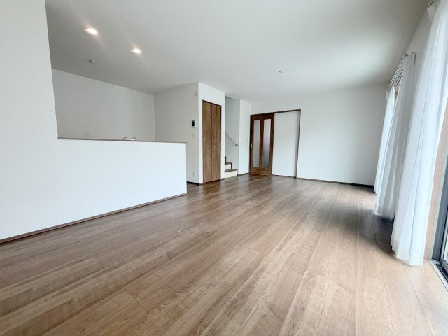三郷市戸ケ崎5丁目　新築戸建　全10棟　E号棟の居間・リビング|家族団らんで過ごすリビングは17.5帖の広さを確保
