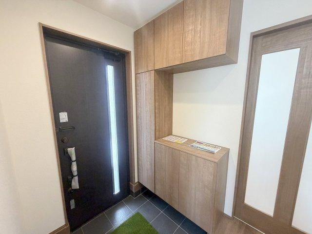 三郷市戸ケ崎5丁目　新築戸建　全10棟　E号棟の玄関|カウンター部分にはお好きなインテリアが飾れますね