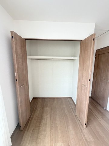 三郷市戸ケ崎5丁目　新築戸建　全10棟　E号棟の収納|大切な衣類を収納できるクローゼット完備