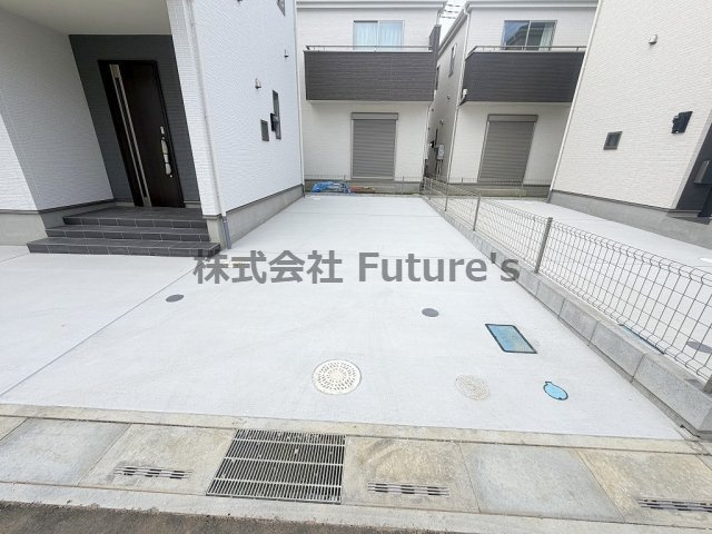 三郷市戸ケ崎5丁目　新築戸建　全10棟　E号棟の駐車場|家族の車＋来客用にも便利な3台駐車可能
