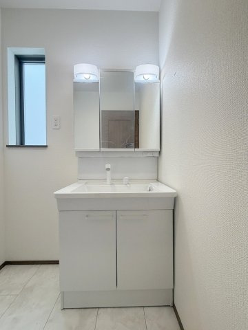三郷市戸ケ崎5丁目　新築戸建　全10棟　E号棟の独立洗面台|三面鏡付きシャワードレッサーで朝の準備も快適