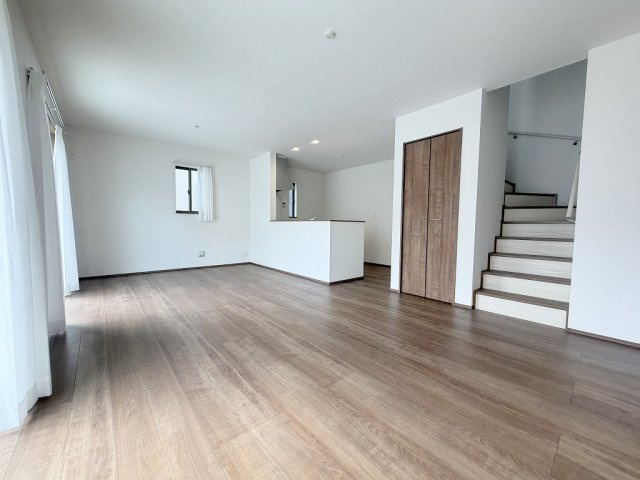三郷市戸ケ崎5丁目　新築戸建　全10棟　E号棟の居間・リビング|コミュニケーションの取れるリビングイン階段