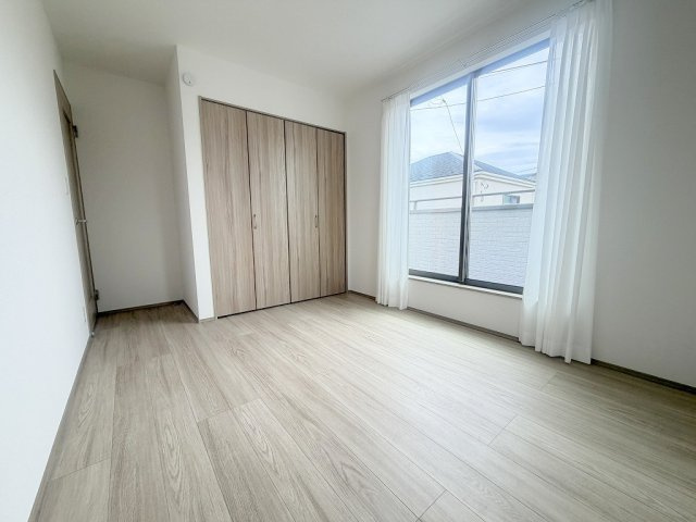 三郷市戸ケ崎5丁目　新築戸建　全10棟　F号棟の洋室|クローゼット付きの洋室6.12帖・主寝室としていかがでしょう