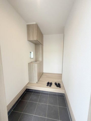 三郷市戸ケ崎5丁目　新築戸建　全10棟　F号棟の玄関|玄関から見た室内写真です