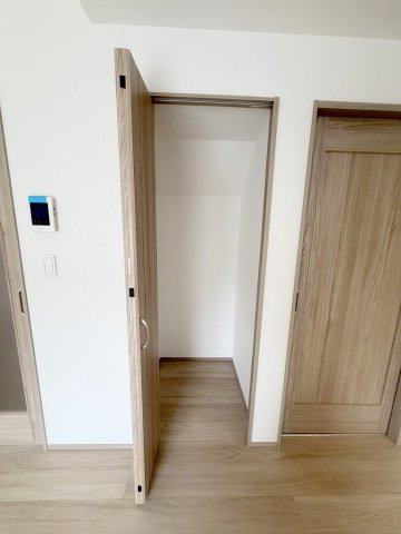三郷市戸ケ崎5丁目　新築戸建　全10棟　F号棟の収納|掃除用具やストック品の収納にも便利なリビングに収納付きです
