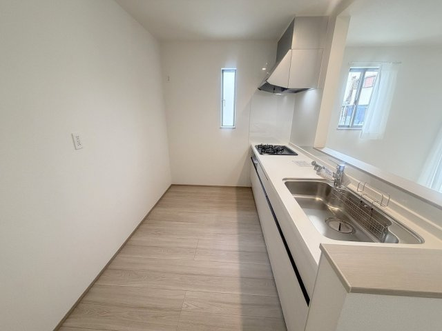 三郷市戸ケ崎5丁目　新築戸建　全10棟　F号棟のキッチン|二人並んでもゆとりのあるキッチンです