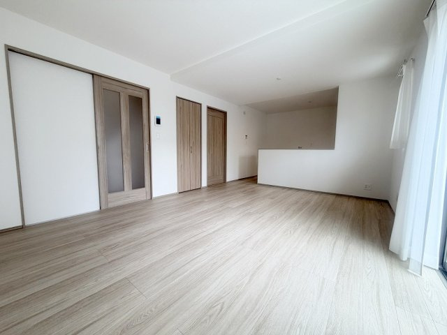 三郷市戸ケ崎5丁目　新築戸建　全10棟　F号棟の居間・リビング|ソファやダイニングセットを置いてもゆとりのある16帖のリビング