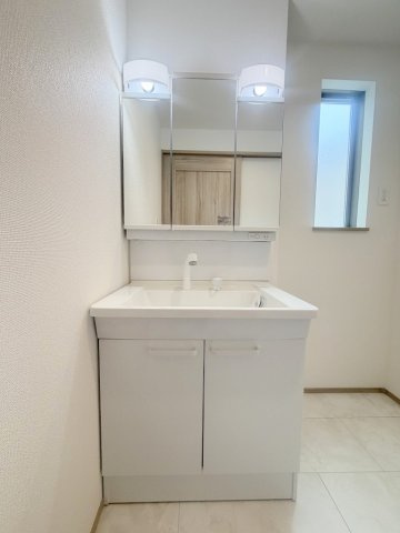 三郷市戸ケ崎5丁目　新築戸建　全10棟　F号棟の独立洗面台|三面鏡付きシャワードレッサーで朝の準備も快適