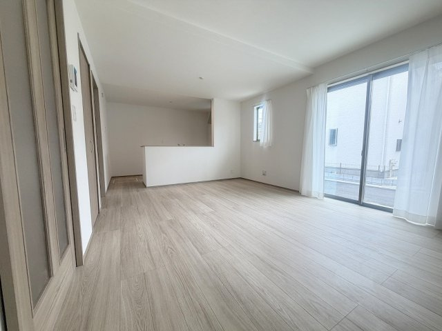 三郷市戸ケ崎5丁目　新築戸建　全10棟　F号棟の居間・リビング|南向きに窓が広がり明るく開放的なリビングです