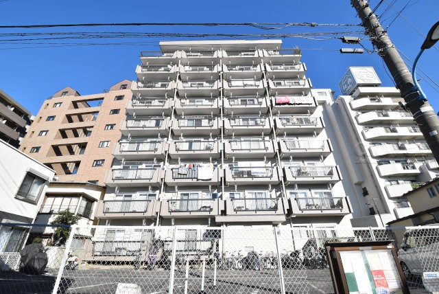 【外観】 | 中落合マンション | 青空によく映える建物です。手入れの行き届いた外壁やマンション正面エントランスなど、綺麗な姿をぜひ一度、現地にてご覧ください。～即日のご見学可能～　お問合せはお気軽にどうぞ。
