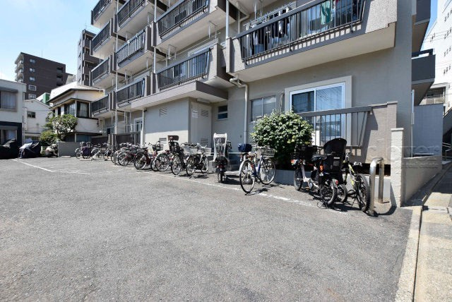 【駐輪場】 | 中落合マンション | 自転車置き場。マンションの共用部にあたります。空きの有無や駐輪料金、各戸の台数制限などについては、改めてお問い合わせください。～即日のご見学可能～　お問合せはお気軽にどうぞ。