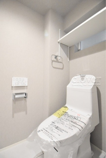 【トイレ】 | 中落合マンション | 温水洗浄便座つき　トイレはもともと個人の領域である自宅の中でも、最もプライベートな空間です。だからこそ、ほしい「落ち着き」がここにあります。～即日のご見学可能～　お問合せはお気軽にどうぞ。