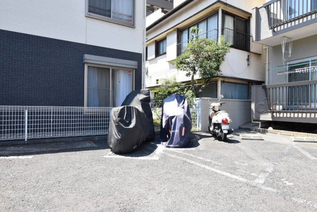 【駐車場】 | 中落合マンション | バイク置き場。空き区画の有無や駐輪料金、サイズおよび排気量規定などについては、改めてお問い合わせください。～即日のご見学可能～　お問合せはお気軽にどうぞ。