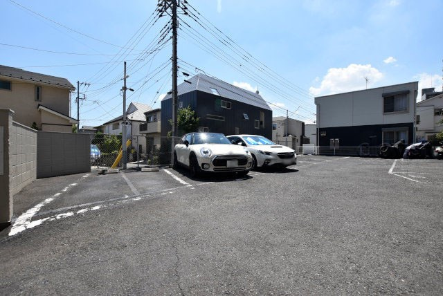 【駐車場】 | 中落合マンション | マンションの駐車場スペース。空きの有無や駐車料金、サイズ規定などについては、改めてお問い合わせください。～即日のご見学可能～　お問合せはお気軽にどうぞ。