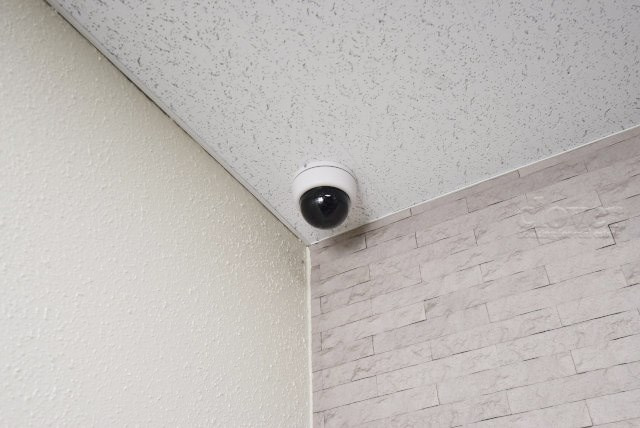 【防犯設備】 | 中落合マンション | 建物や敷地の隅々に目を光らせる防犯カメラが設置されています。現地を見学される際には、カメラの存在やその台数にも意識を払ってみてください。～即日のご見学可能～　お問合せはお気軽にどうぞ。