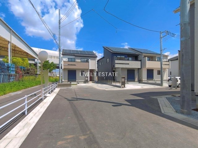 草加市新善町 新築分譲住宅 全8棟 １号棟の前面道路含む現地写真
