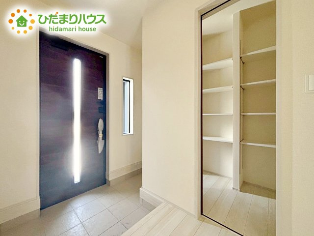 【玄関】 | 石岡市府中2期　新築戸建 | シューズインクローゼットは、靴以外にもゴルフバックやベビーカーを置くことができ、 散らかりがちな玄関もスッキリします。