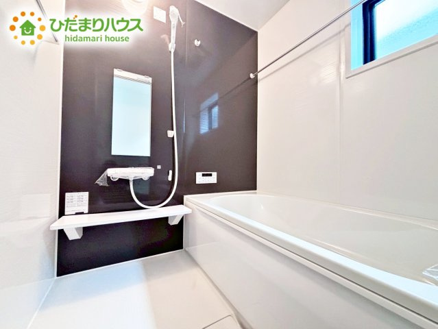 【浴室】 | 石岡市府中2期　新築戸建 | 浴室には窓があり、換気が良好です。リラックスできるバスタイムを楽しむことができ、心地よい空間を提供します。