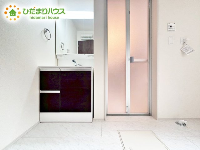 【独立洗面台】 | 石岡市府中2期　新築戸建 | 三面鏡は自分では見えにくいところまで見ることができるので、身だしなみを整える際などにはとても便利です(*^^*)
