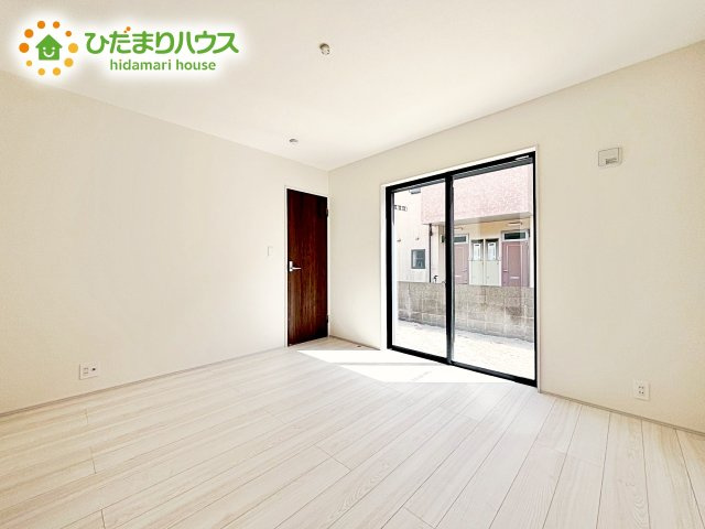 【寝室】 | 石岡市府中2期　新築戸建 | 壁紙はシンプルで清潔なホワイトで統一しています。朝の光をたっぷり浴びながら一日をスタート！目覚めは明るくあたたかな場所で。