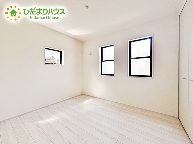 【洋室】 | 石岡市府中2期　新築戸建 | 通風・採光にも優れ、心地よい光と風があふれています。 贅沢といえるほどの豊かな居住性と、プライドを満たすクオリティが見事に調和した住空間。
