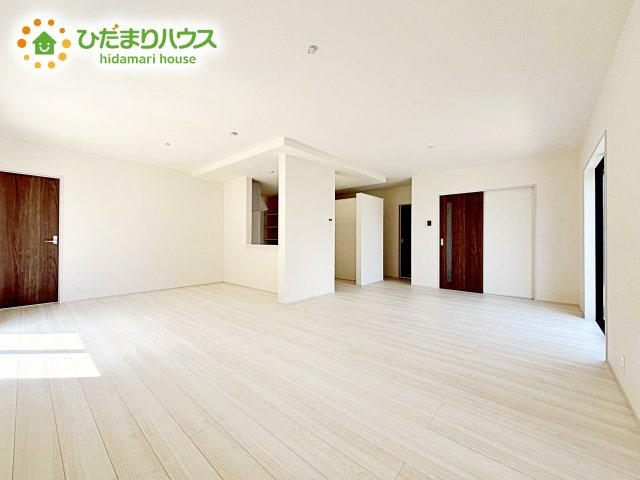 【居間・リビング】 | 石岡市府中2期　新築戸建 | ホワイトを基調としたLDKは、明るく上品な心地よさを演出してくれます。空間に広がりをもたらし、より一層広く感じさせてくれます。