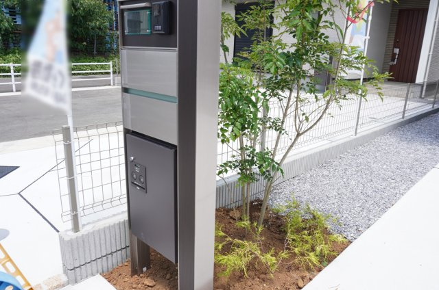 草加市新善町 新築分譲住宅 全8棟 2号棟の駐車場|インターホン機能・宅配BOX付き門柱